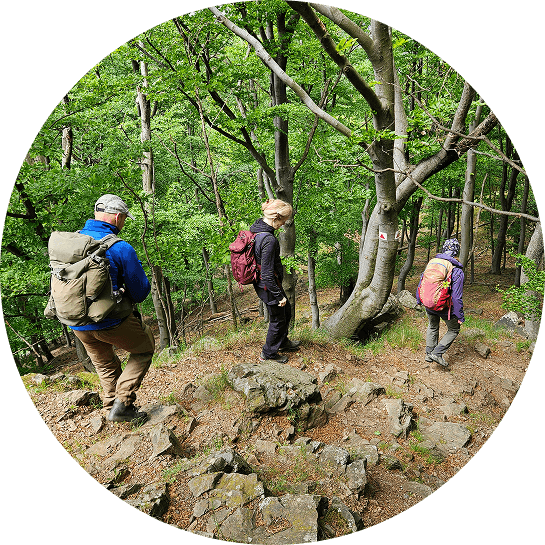 hegyről meredeken ereszkedő túracsoport