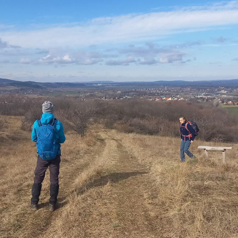 Két turista az annavölgyi meddőhányó tetején lévő padnál.