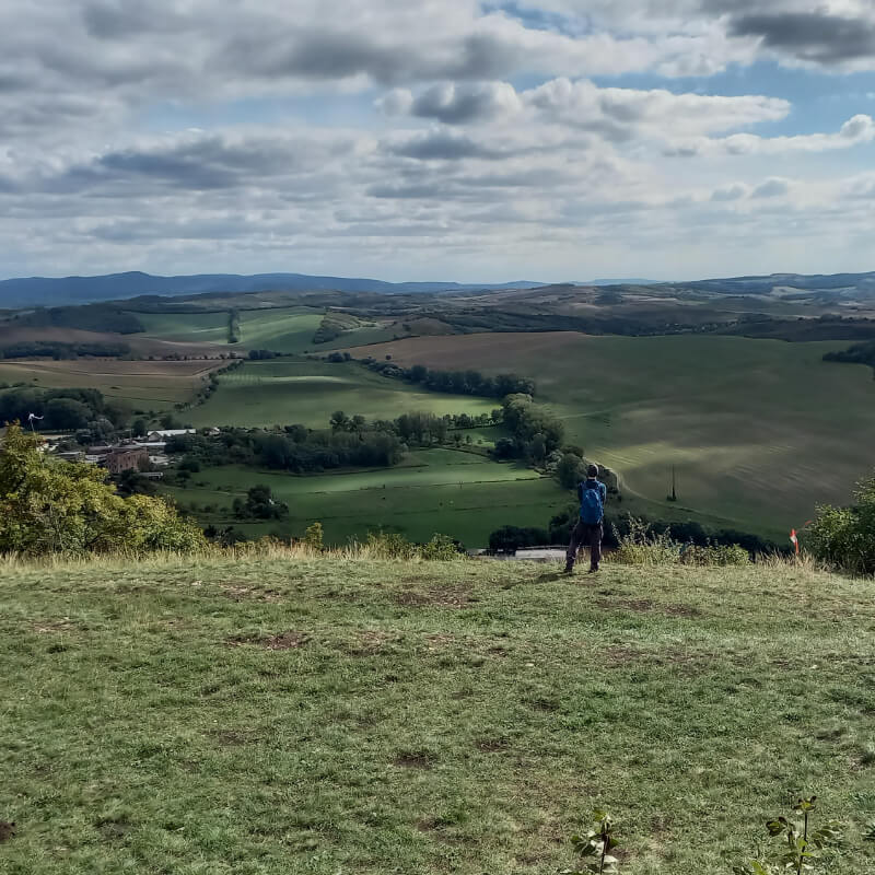 Dimbes-dombos táj egy dombtetőről nézve.