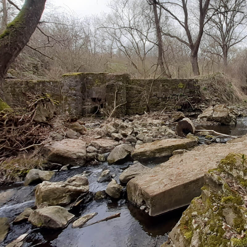 Régi strand romjai a patakban.