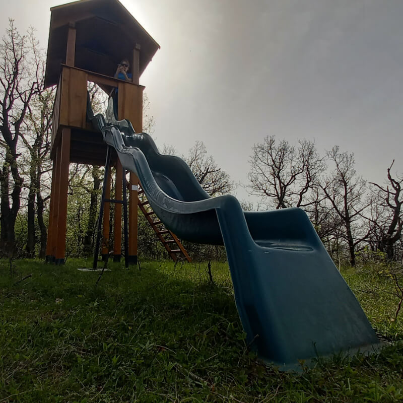 Magasles csúszdával.