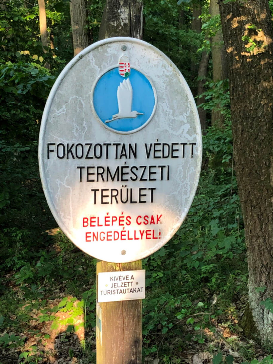 fokozottan védett terület tábla, belépés csak engedéllyel, kivéve a jelzett turistautat