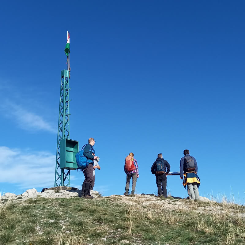 Turisták a Hegyes-kő tetején.