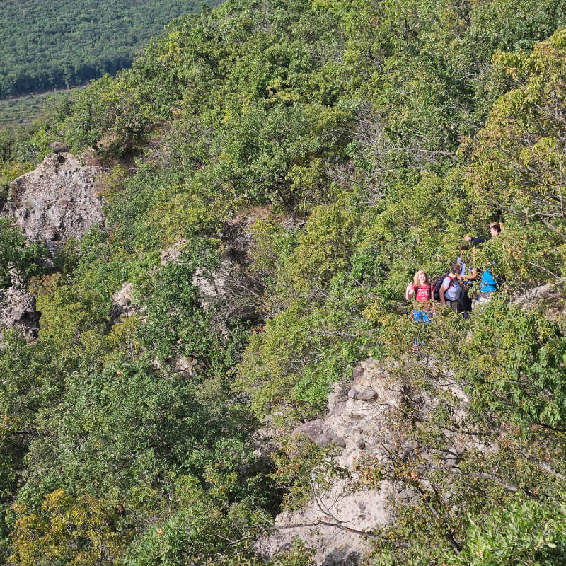 Sziklák a Kő-hegyen turistákkal.
