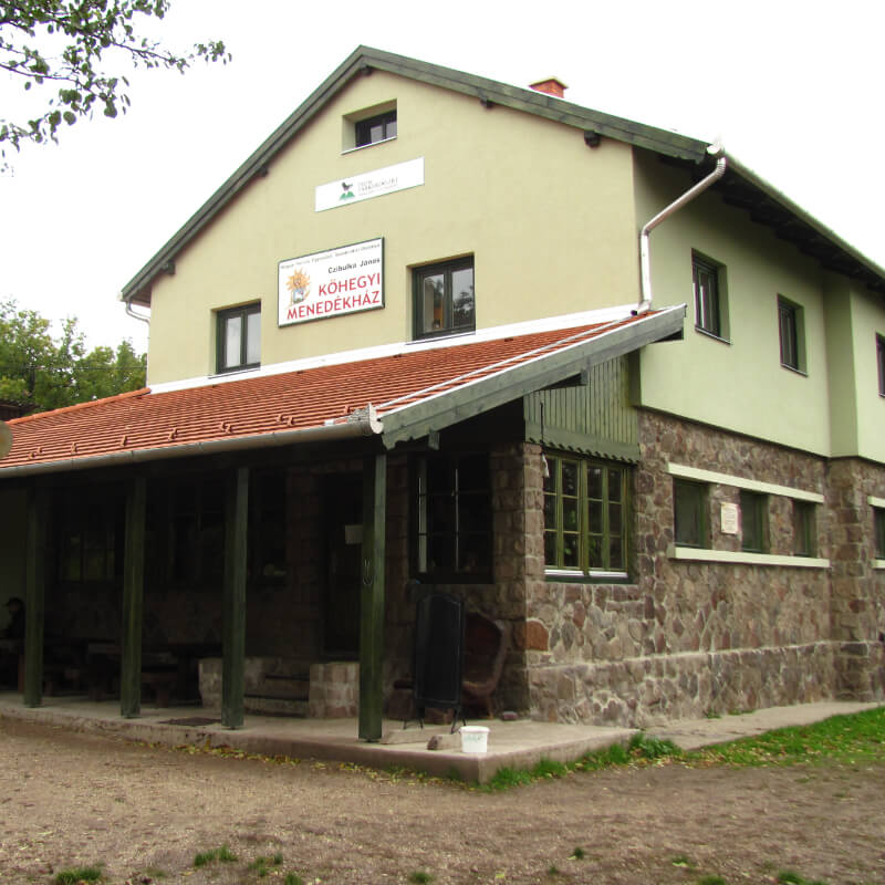 Kő-hegyi menedékház épülete a bejárat felől.