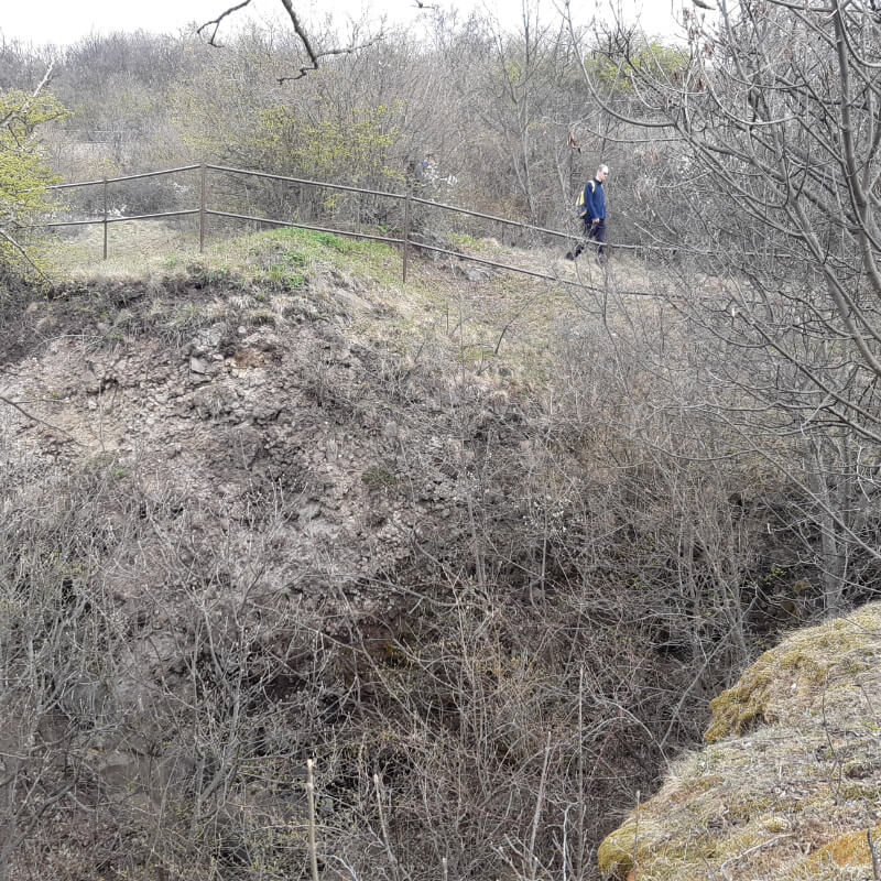 Korlát az andezitbánya bemutatóhelynél.