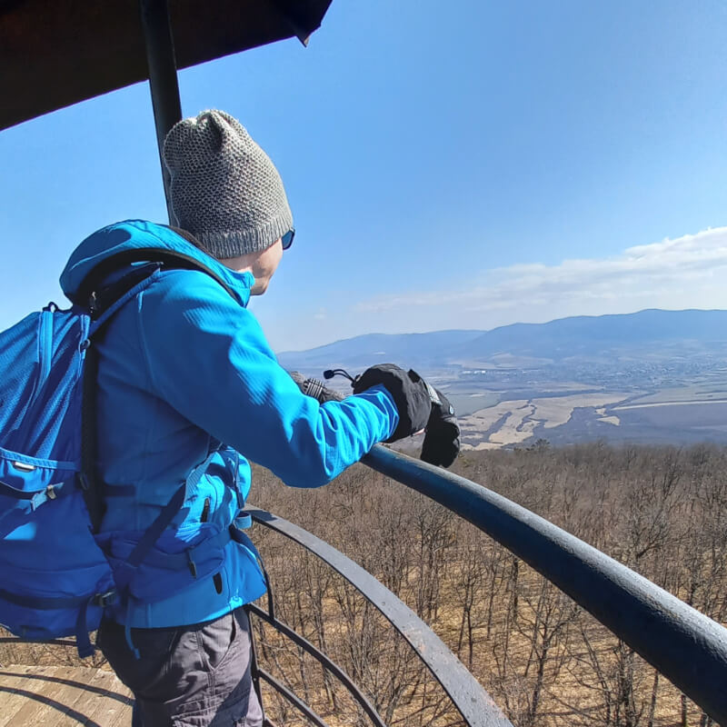 Egy turista a Tepke kilátóból nézi a tájat.