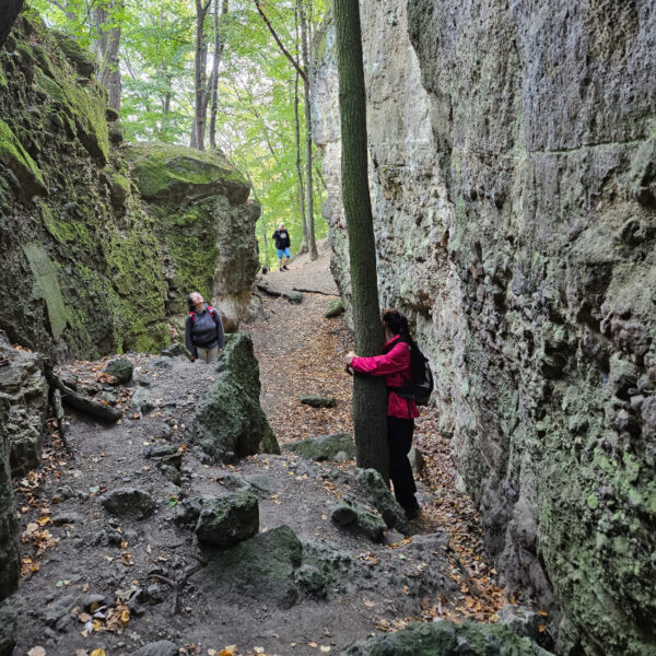 Vasas-szakadék, benne turisták.