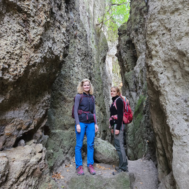 Vasas-szakadék, benne turisták.
