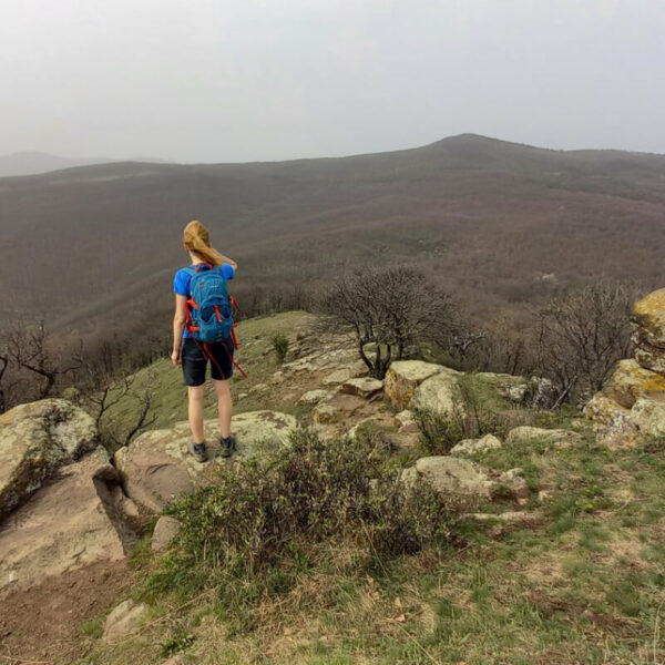 Egy turista a tájat nézi a Világos-vár tetejéről.